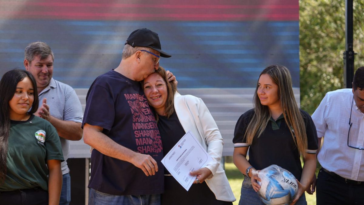 Hugo Passalacqua destaco el rol de las EFAs y entrego equipamiento educativo en Caa Yari 7 - 15