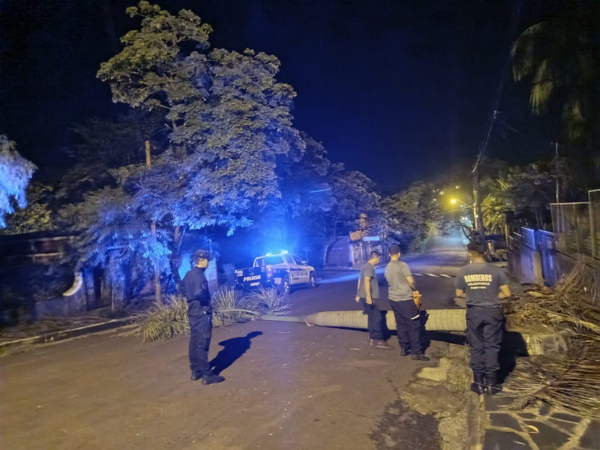 La Policia asistio a distintas localidades misioneras afectadas por el temporal 4 - 3