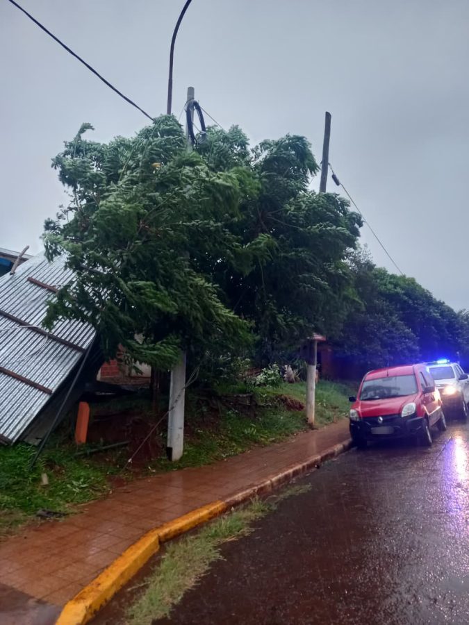 La Policia asistio a distintas localidades misioneras afectadas por el temporal 5 - 5