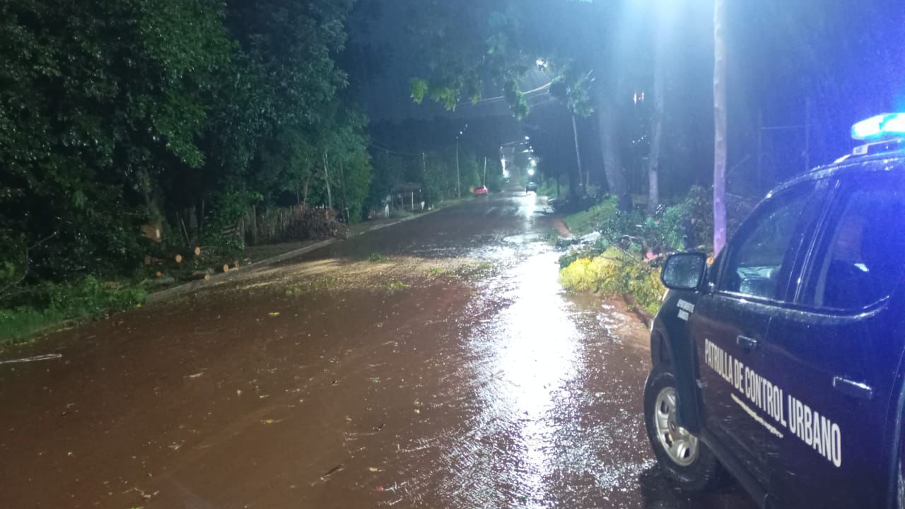 La Policia asistio a distintas localidades misioneras afectadas por el temporal 6 - 1