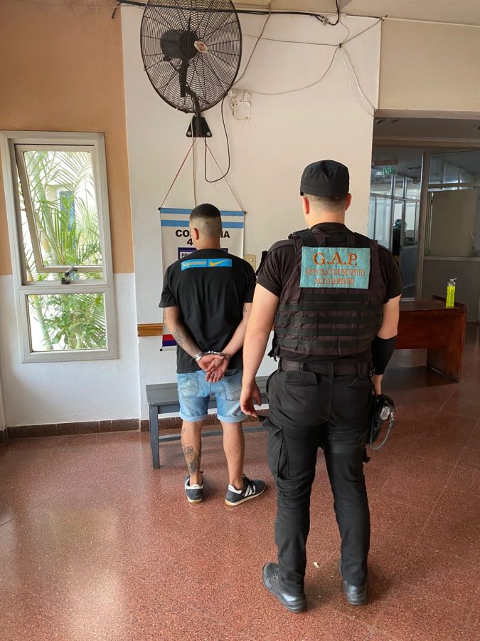 Lo detuvieron por usar el celular mientras conducía y no llevar casco en Posadas 1 2 - Lo detuvieron por usar el celular mientras conducia en Posadas 1 - 1