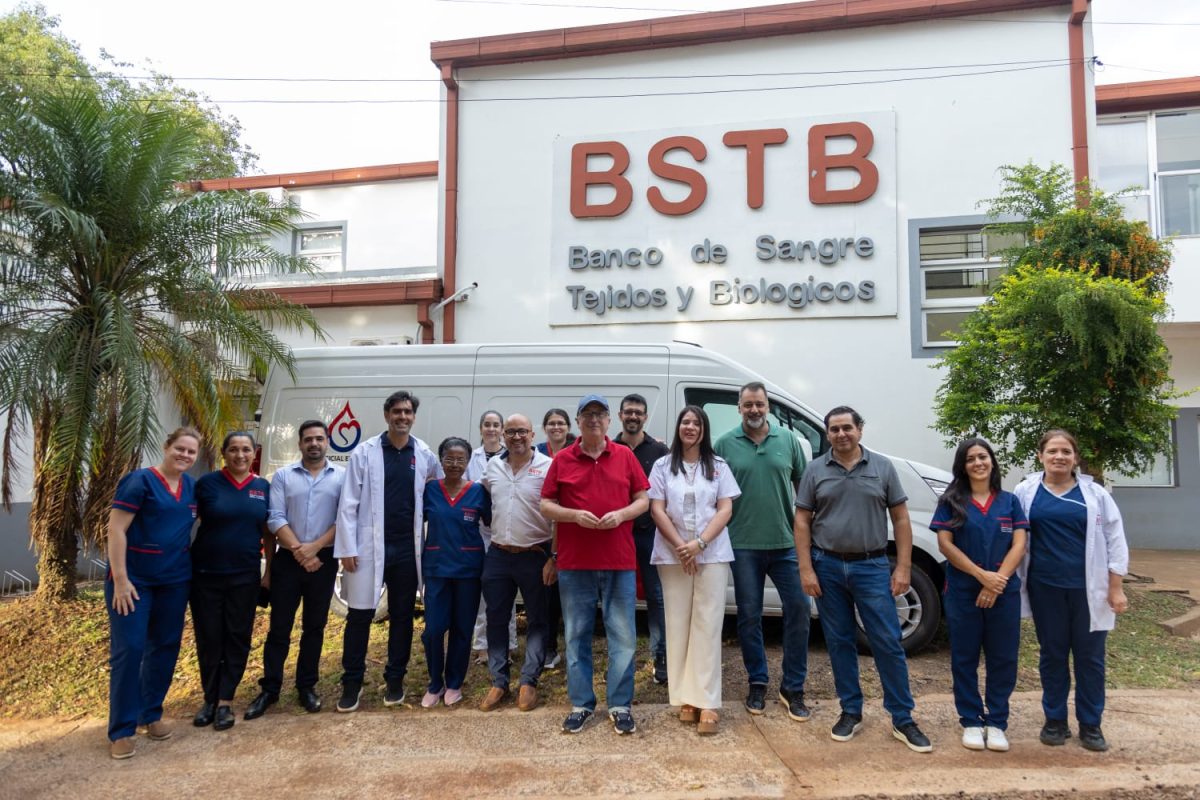 Passalacqua entrego un nuevo movil al Banco de Sangre y destaco la inversion en salud publica 4 - 1