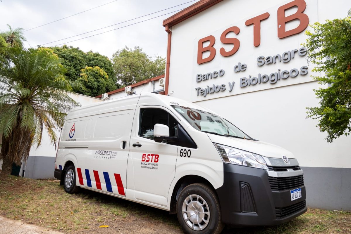 Passalacqua entrego un nuevo movil al Banco de Sangre y destaco la inversion en salud publica 6 - 3