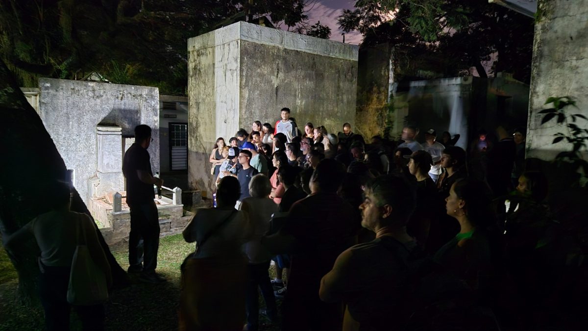 Vecinos y turistas participaron de recorridos nocturnos en el cementerio La Piedad
