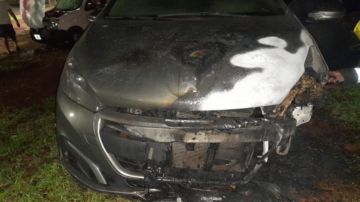Investigan el incendio de dos autos tras un ataque pirómano en Posadas 3 6 - Investigan el incendio de dos autos tras un ataque piromano en Posadas 2 - 5