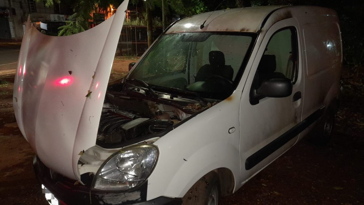 Investigan el incendio de dos autos tras un ataque pirómano en Posadas 2 4 - Investigan el incendio de dos autos tras un ataque piromano en Posadas 3 - 3