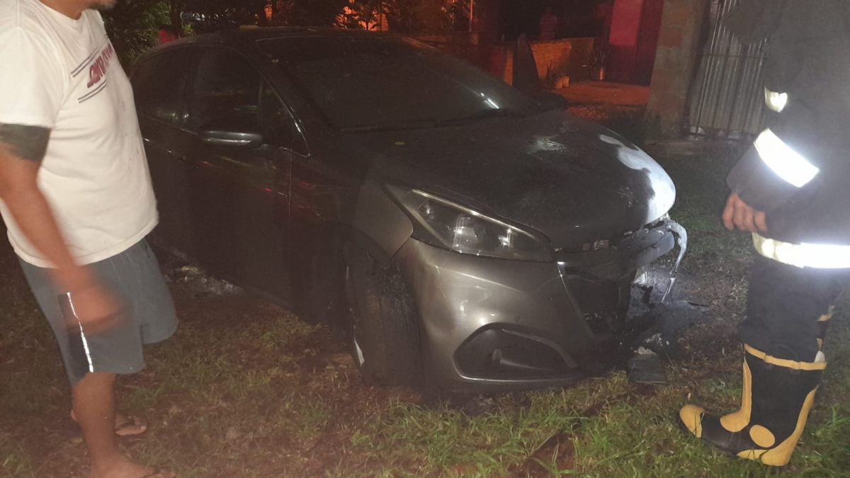 Investigan el incendio de dos autos tras un ataque pirómano en Posadas 1 2 - Investigan el incendio de dos autos tras un ataque piromano en Posadas 4 - 1