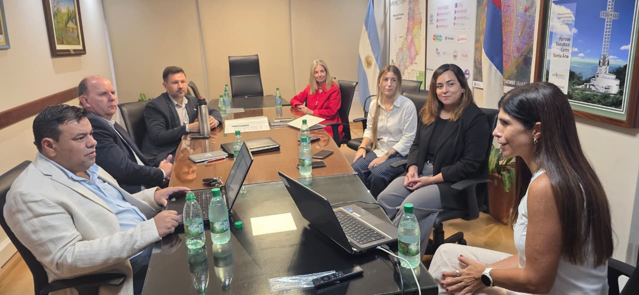 Misiones acordó continuidad de becas y programas educativos con Veolia 1 2 - Misiones becas 2 - 1