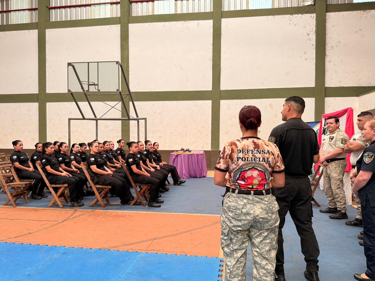 Mujeres policias fortalecen su preparacion fisica y emocional en seminario de defensa policial 4 - 1