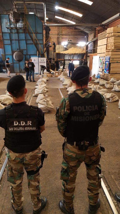 Quemaron casi una tonelada y media de droga incautada por la Policía de Misiones 2 4 - Quemaron casi una tonelada y media de droga incautada por la Policia de Misiones 4 - 3