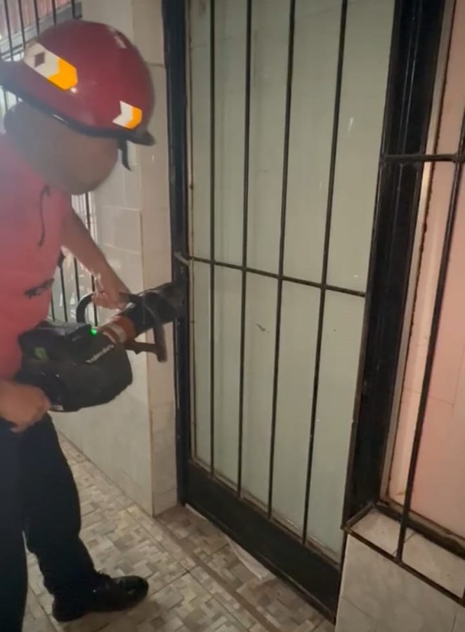 Tenso rescate a una mujer hallada inconsciente dentro de su departamento en Posadas 2 - 1