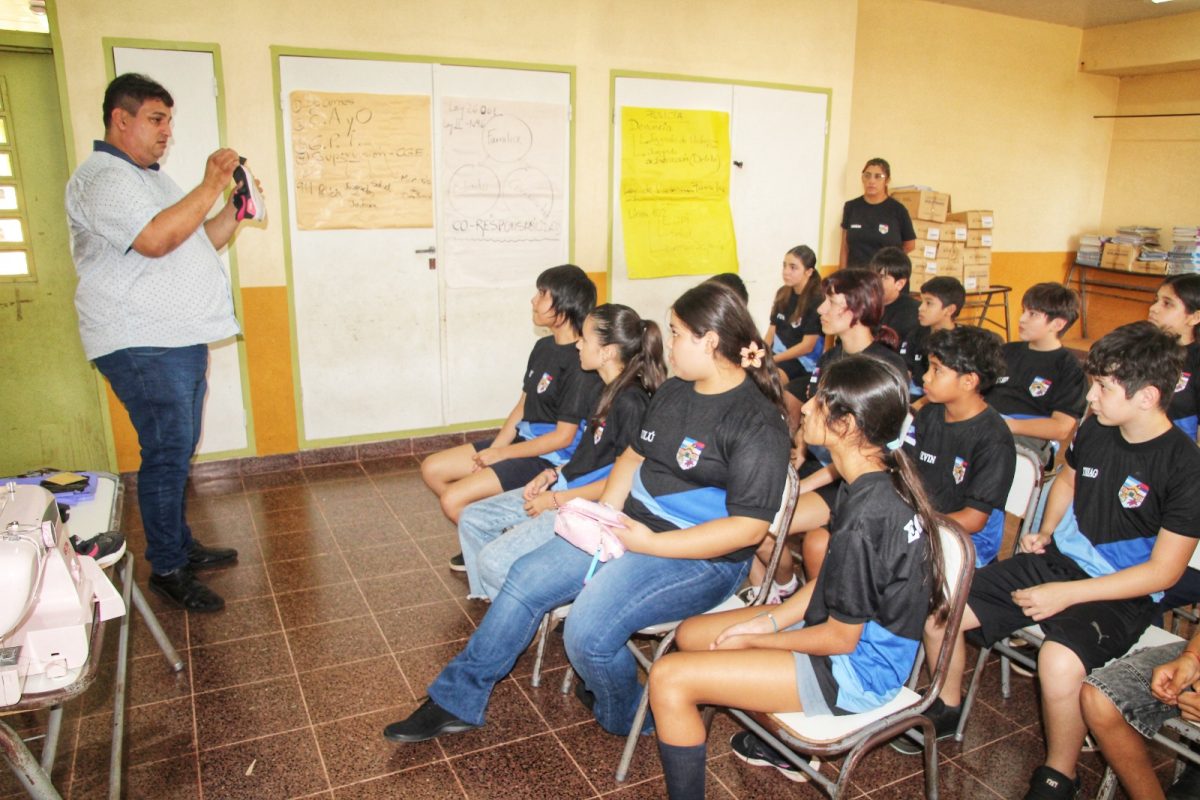 Alumnos de Itaembé Guazú aprenden a reparar calzados y pelotas en la escuela 2 4 - WhatsApp Image 2026 03 31 at 17.57.47 - 3