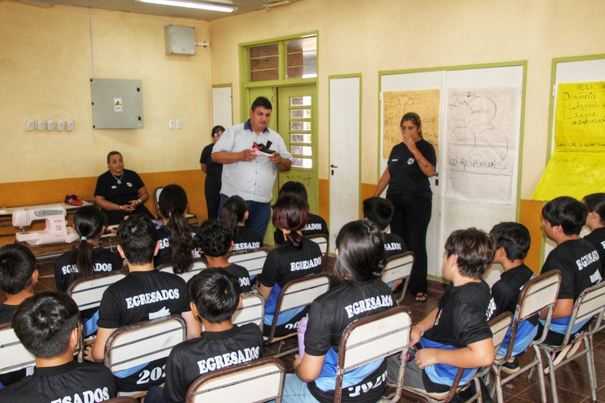 Alumnos de Itaembé Guazú aprenden a reparar calzados y pelotas en la escuela 8 16 - WhatsApp Image 2026 03 31 at 17.57.48 1 - 15