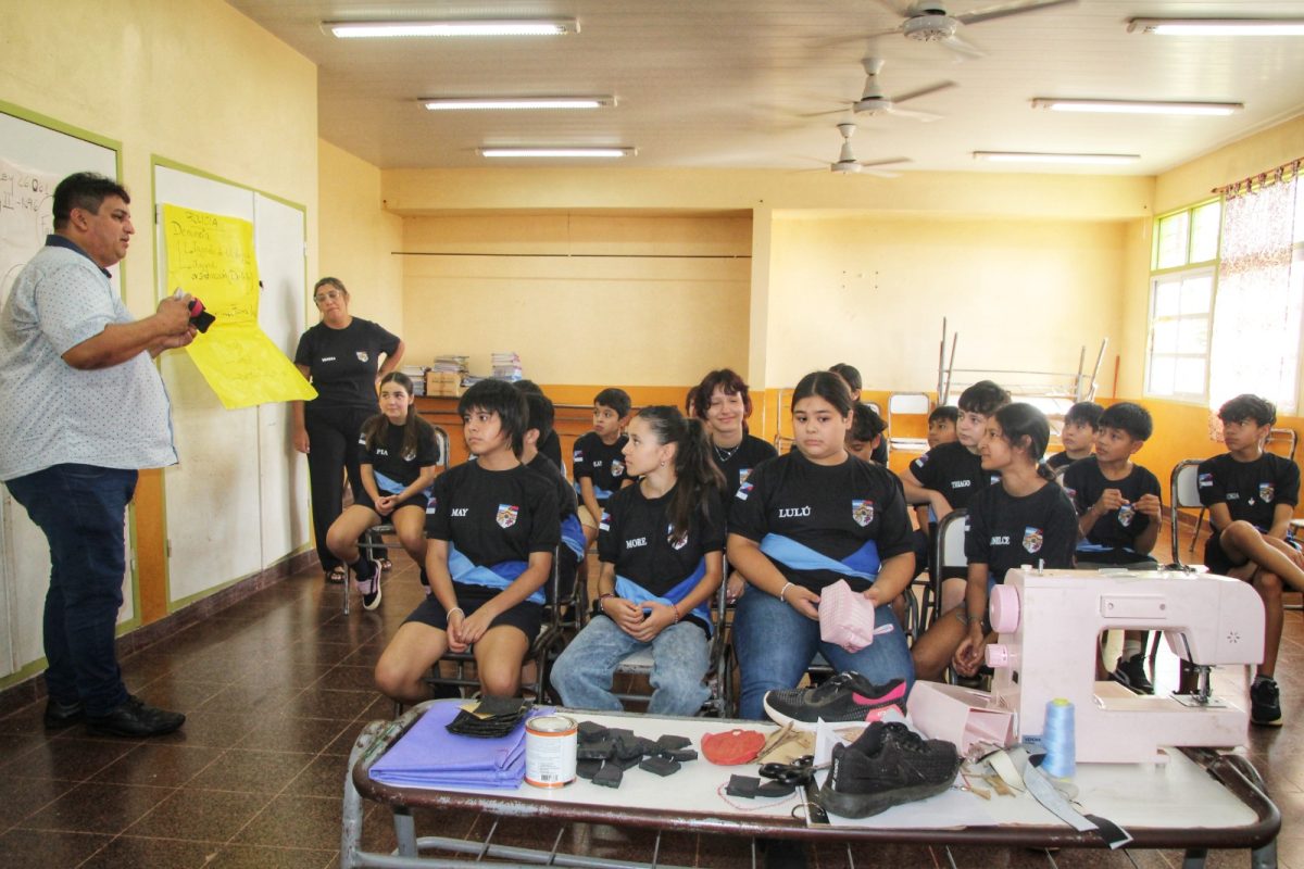 Alumnos de Itaembé Guazú aprenden a reparar calzados y pelotas en la escuela 9 18 - WhatsApp Image 2026 03 31 at 17.57.48 - 17