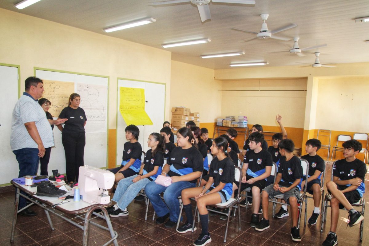 Alumnos de Itaembé Guazú aprenden a reparar calzados y pelotas en la escuela 7 14 - WhatsApp Image 2026 03 31 at 17.57.49 - 13