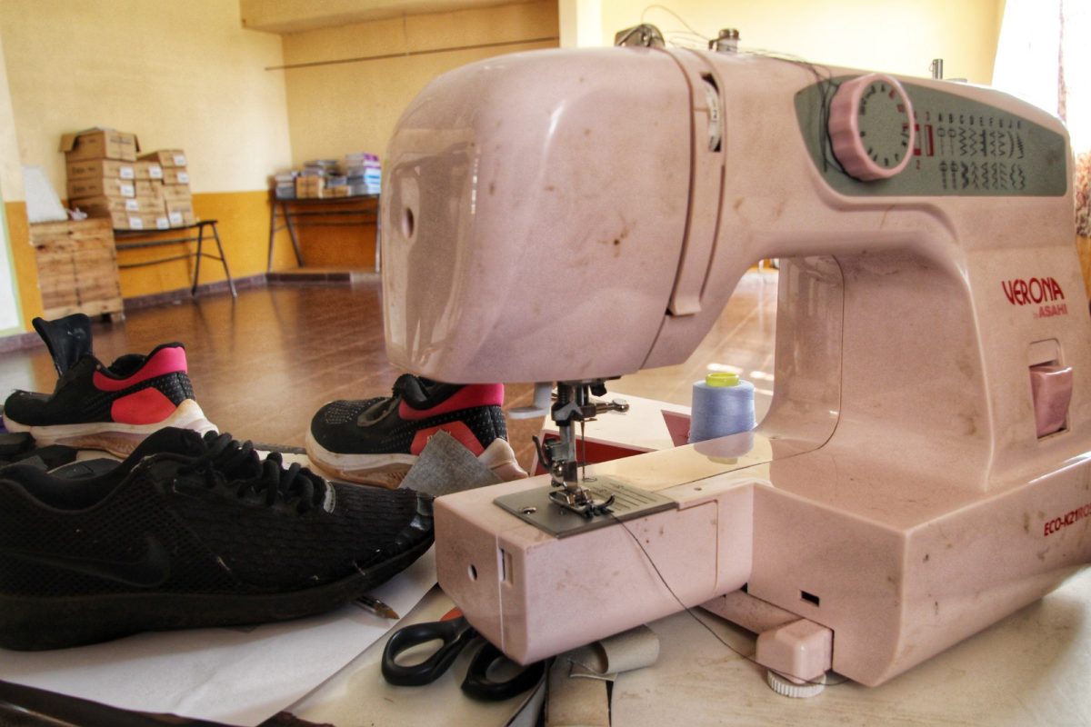 Alumnos de Itaembé Guazú aprenden a reparar calzados y pelotas en la escuela 5 10 - WhatsApp Image 2026 03 31 at 17.57.50 1 - 9