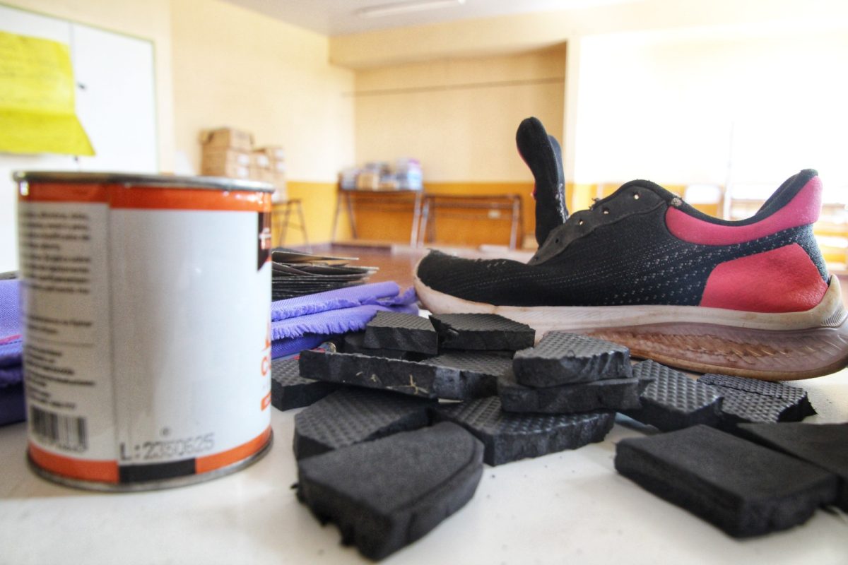 Alumnos de Itaembé Guazú aprenden a reparar calzados y pelotas en la escuela 4 8 - WhatsApp Image 2026 03 31 at 17.57.51 - 7