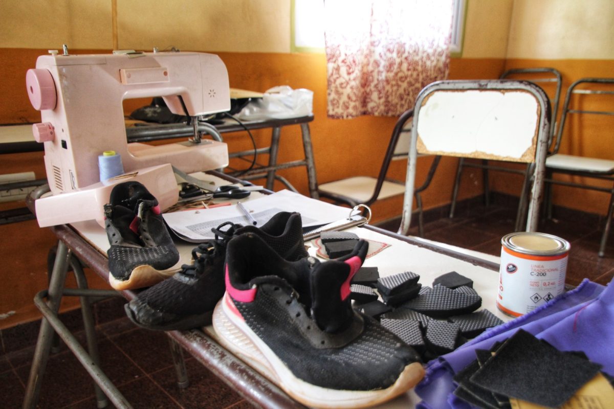 Alumnos de Itaembé Guazú aprenden a reparar calzados y pelotas en la escuela 3 6 - WhatsApp Image 2026 03 31 at 17.57.52 - 5