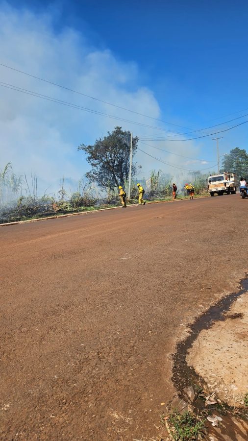 Focos de incendios movilizaron a bomberos en distintos puntos de Misiones 7 14 - incendios 7 - 13