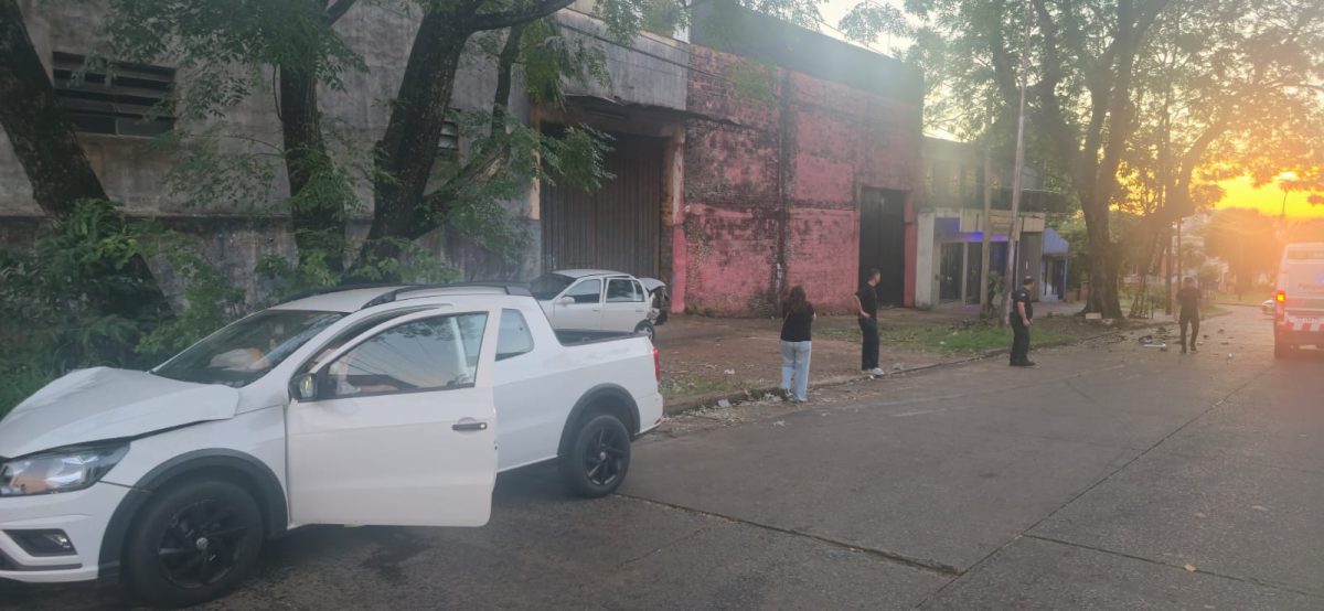 Mujer resultó herida en Posadas: chocaron su auto mientras estaba estacionado 2 4 - posadas choque 1 - 3