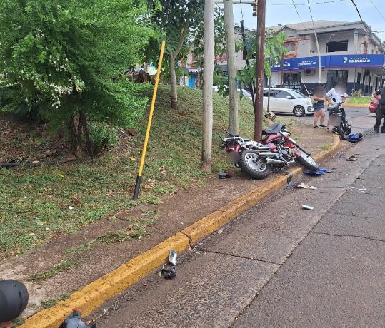 Choque de motos en Posadas terminó con dos heridos 1 2 - posadas choque 2 - 1