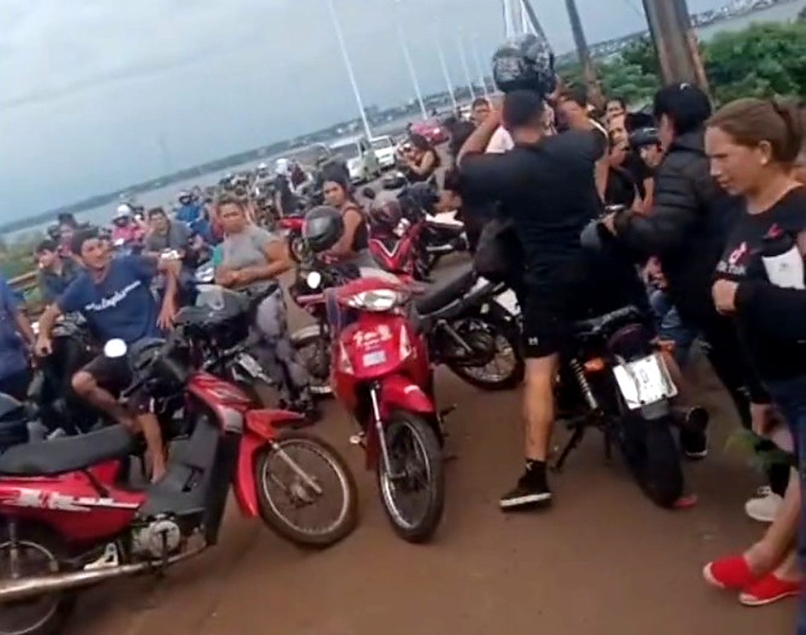 Paseros paraguayos cortaron el tránsito en el puente internacional y pidieron que 