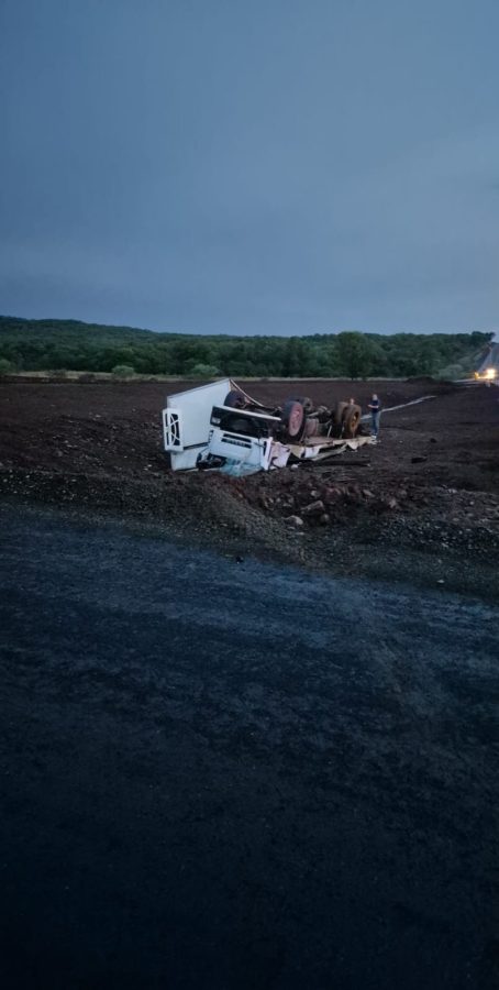 Siniestro vial en Fachinal: un camión terminó volcado en zona de rotonda en construcción 1 2 - vuelco fachinal 1 - 1