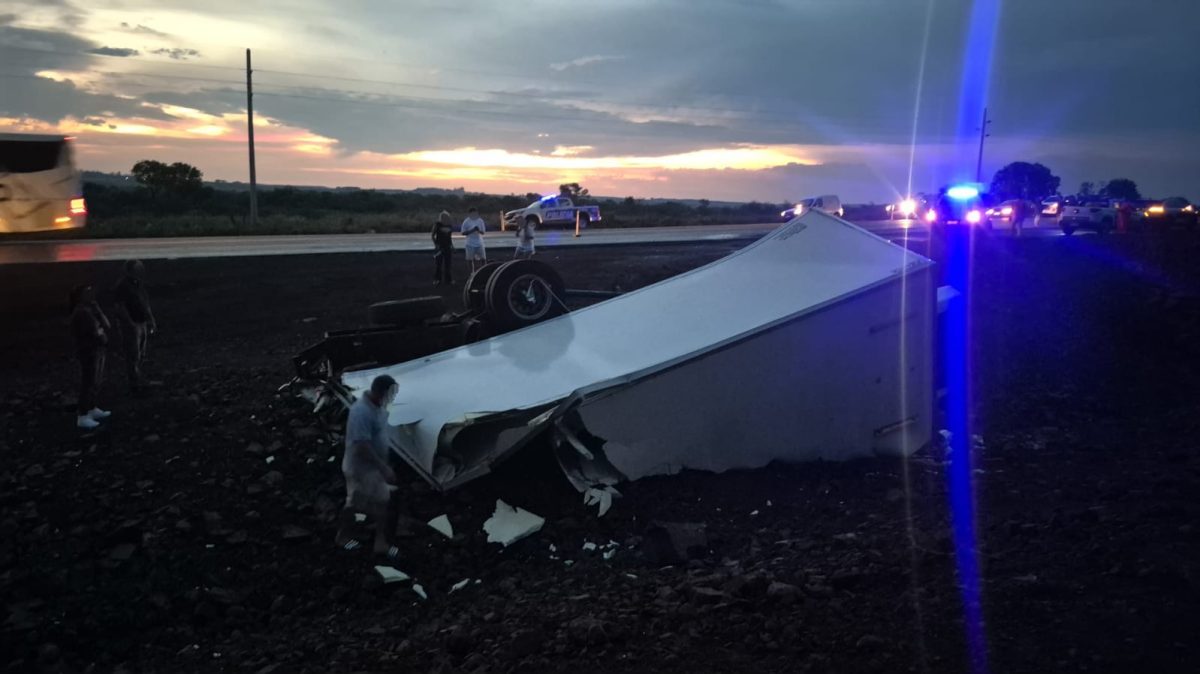 Siniestro vial en Fachinal: un camión terminó volcado en zona de rotonda en construcción 2 4 - vuelco fachinal 2 - 3