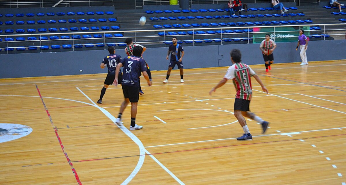Comenzó la 5.ª edición del Torneo Municipal +35 de futsal en el Finito Gehrmann 2 4 - Comenzo la 5.a edicion del Torneo Municipal 35 de futsal en el Finito Gehrmann 3 - 3