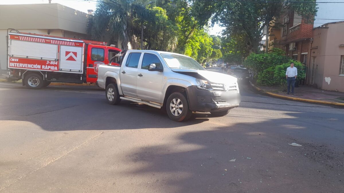 Cuatro lesionados tras choque y vuelco en el centro de Posadas 2 - 1