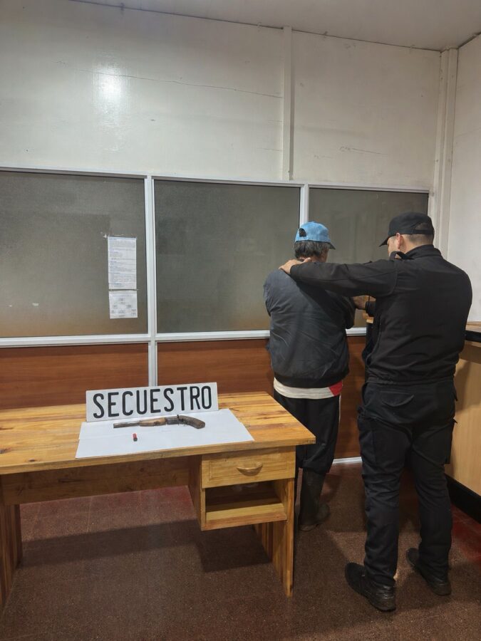 Detuvieron a un hombre tras amenazar con un arma a su familia y huir al monte en 25 de Mayo 1 - 1