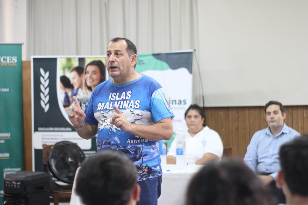 Estudiantes posadenos rindieron homenaje a los Veteranos y Caidos en Malvinas con una jornada de reflexion escolar 3 - 15