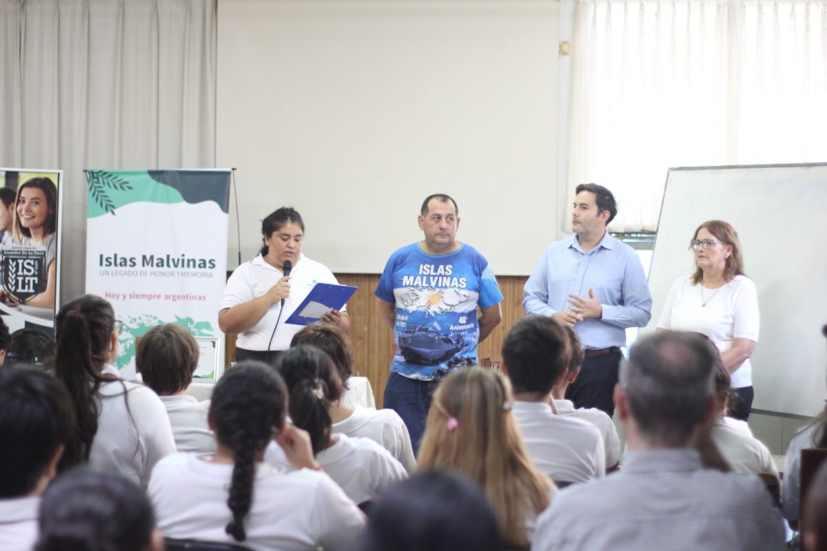 Estudiantes posadenos rindieron homenaje a los Veteranos y Caidos en Malvinas con una jornada de reflexion escolar 5 - 1