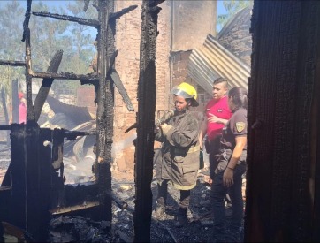 Incendio arraso con una vivienda y un taller de carpinteria en Garupa 1 - 3