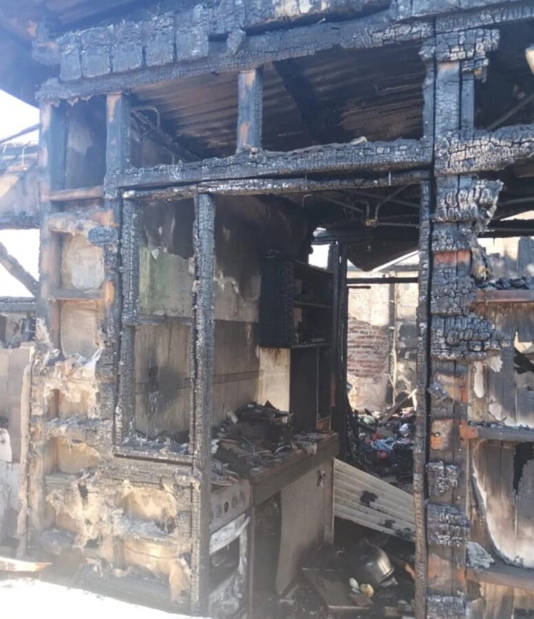 Incendio arraso con una vivienda y un taller de carpinteria en Garupa 3 - 1