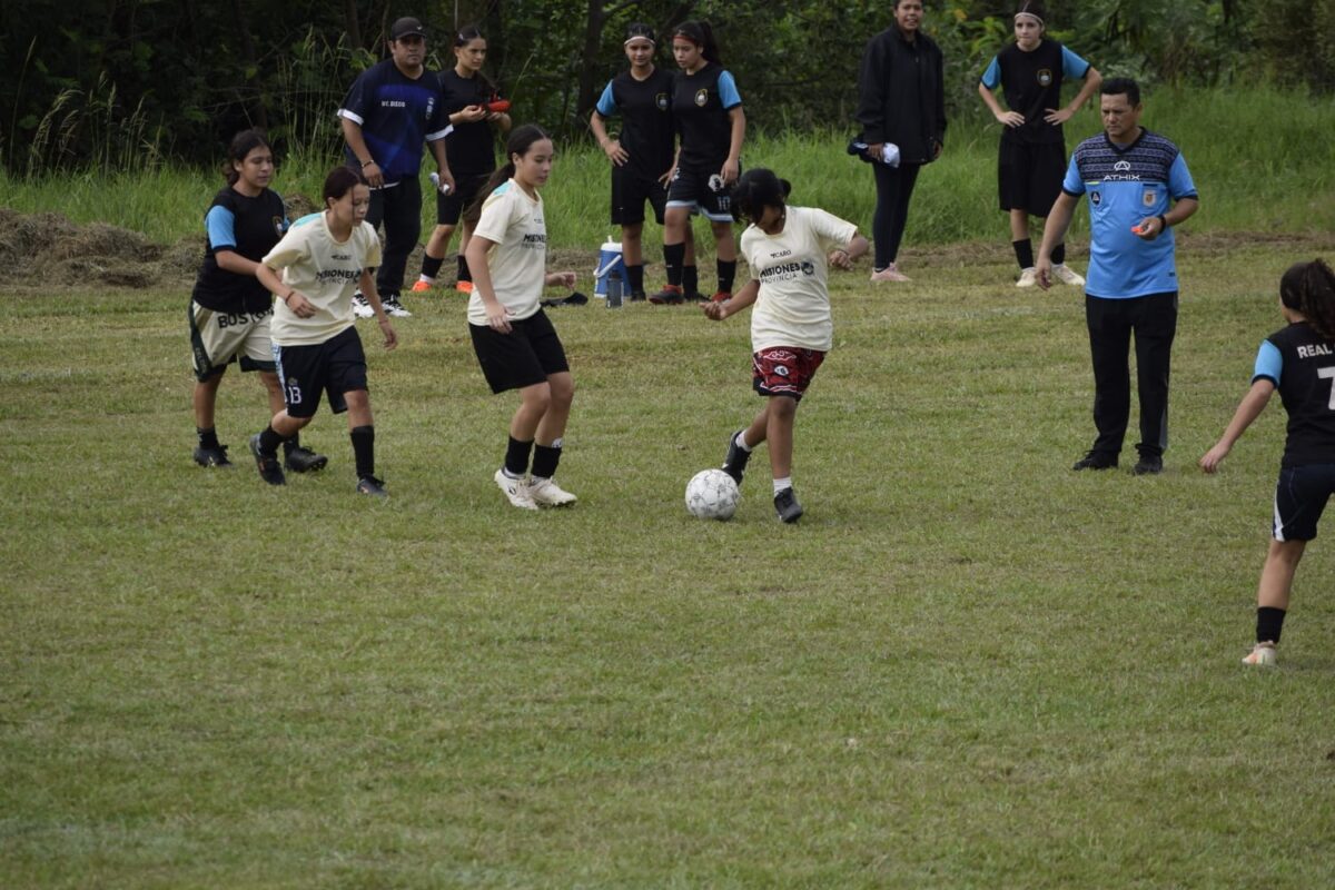 Mas de 800 chicos participan del Torneo Apertura de futbol infantil en Posadas 5 - 9
