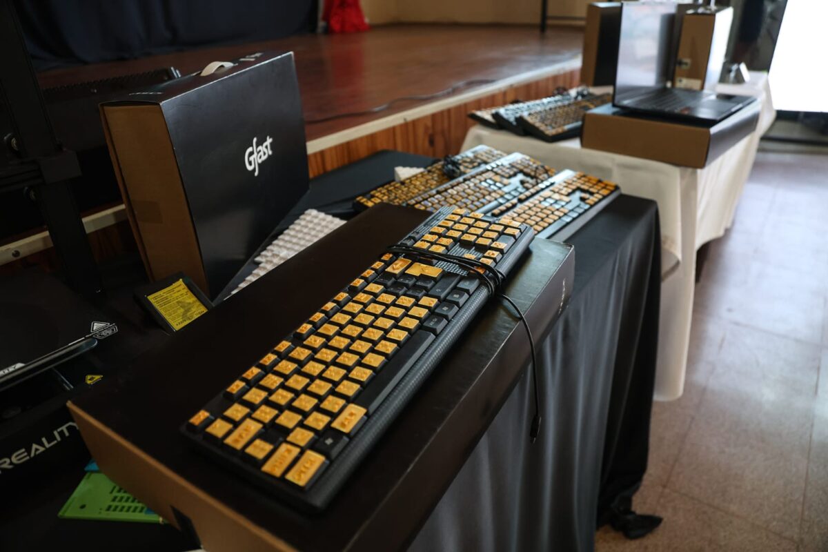 Passalacqua entregó tecnología inclusiva para estudiantes con discapacidad visual en Misiones 2 4 - Passalacqua entrego tecnologia inclusiva para estudiantes con discapacidad visual en Misiones 9 - 3