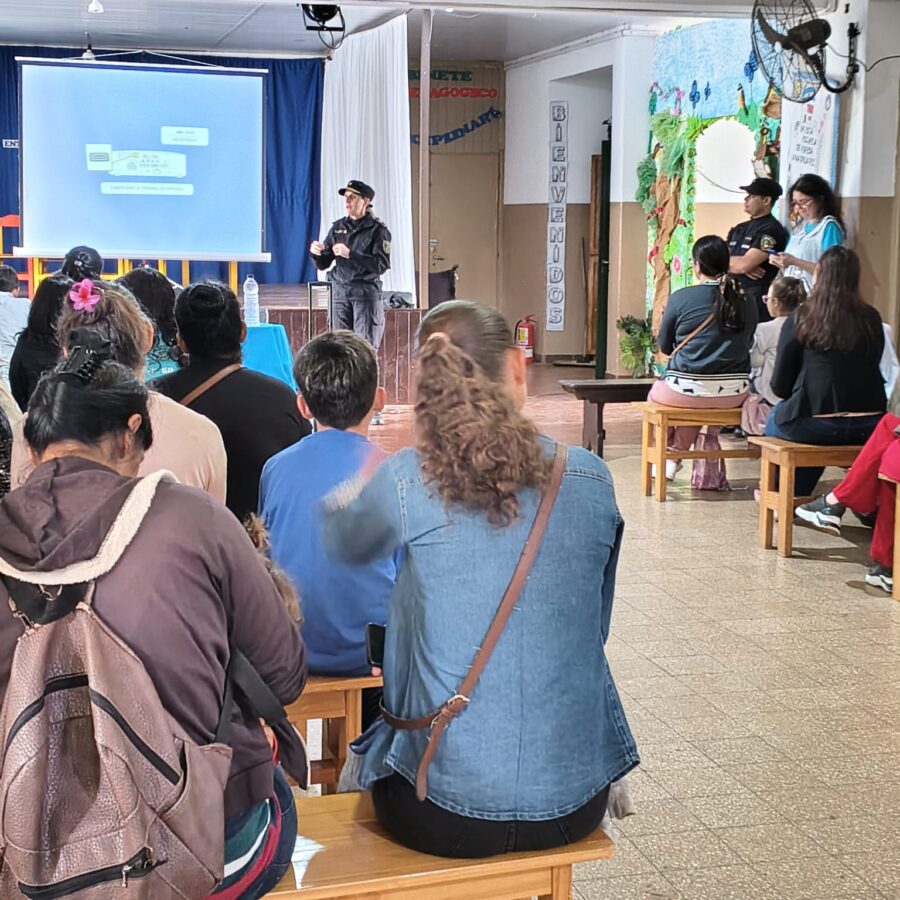 Refuerzan la seguridad en escuelas de Misiones con operativos y monitoreo digital 1 - 3