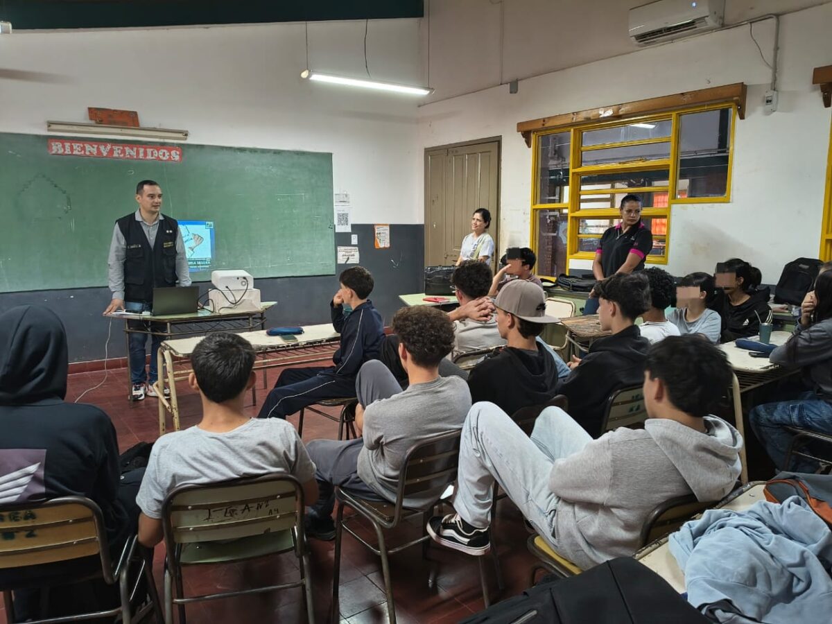 Refuerzan la seguridad en escuelas de Misiones con operativos y monitoreo digital 5 - 1