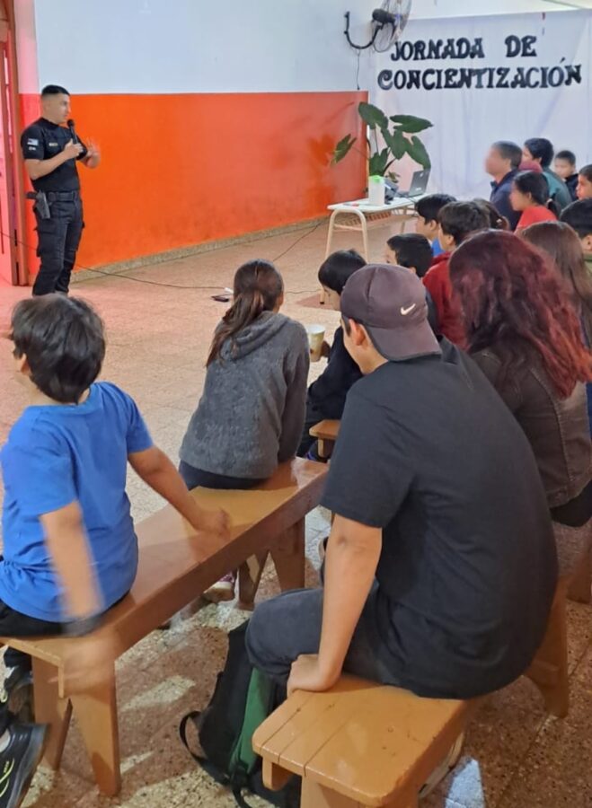 Refuerzan la seguridad en escuelas de Misiones con operativos y monitoreo digital 7 - 9