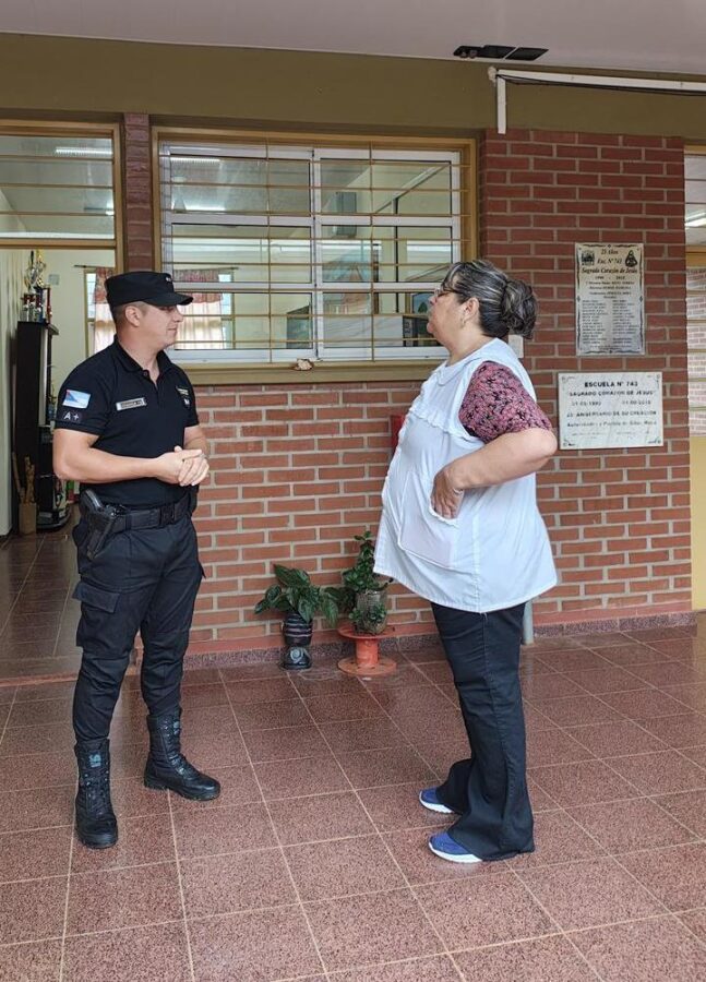 Refuerzan prevencion y acompanamiento policial en escuelas tras amenazas de tiroteos 1 - 1