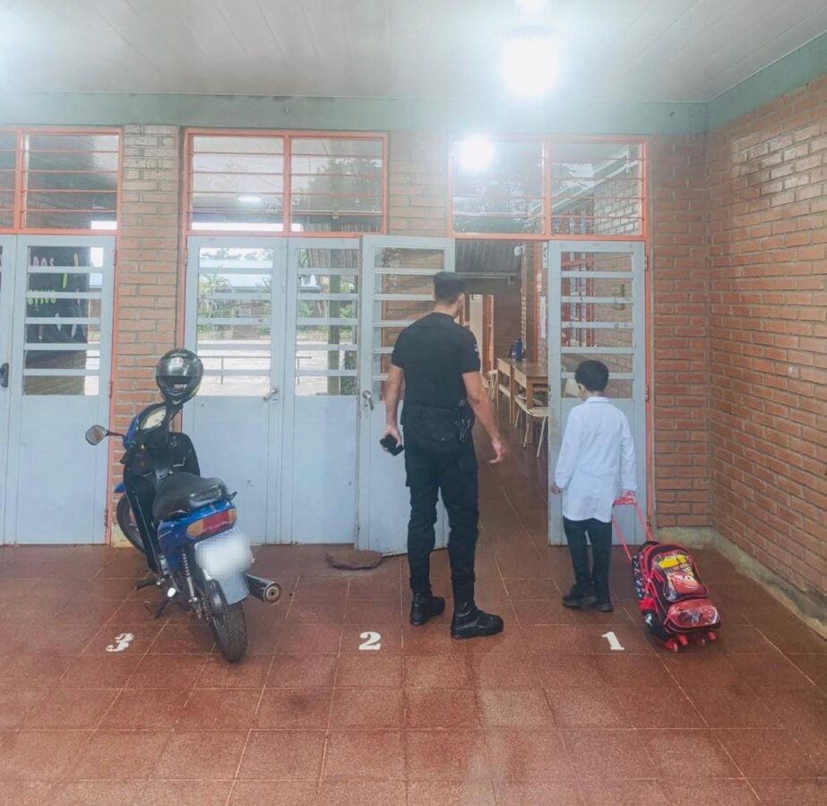 Refuerzan prevencion y acompanamiento policial en escuelas tras amenazas de tiroteos 3 - 9