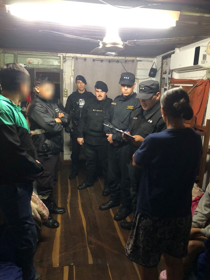 Refuerzan prevencion y acompanamiento policial en escuelas tras amenazas de tiroteos 4 - 7