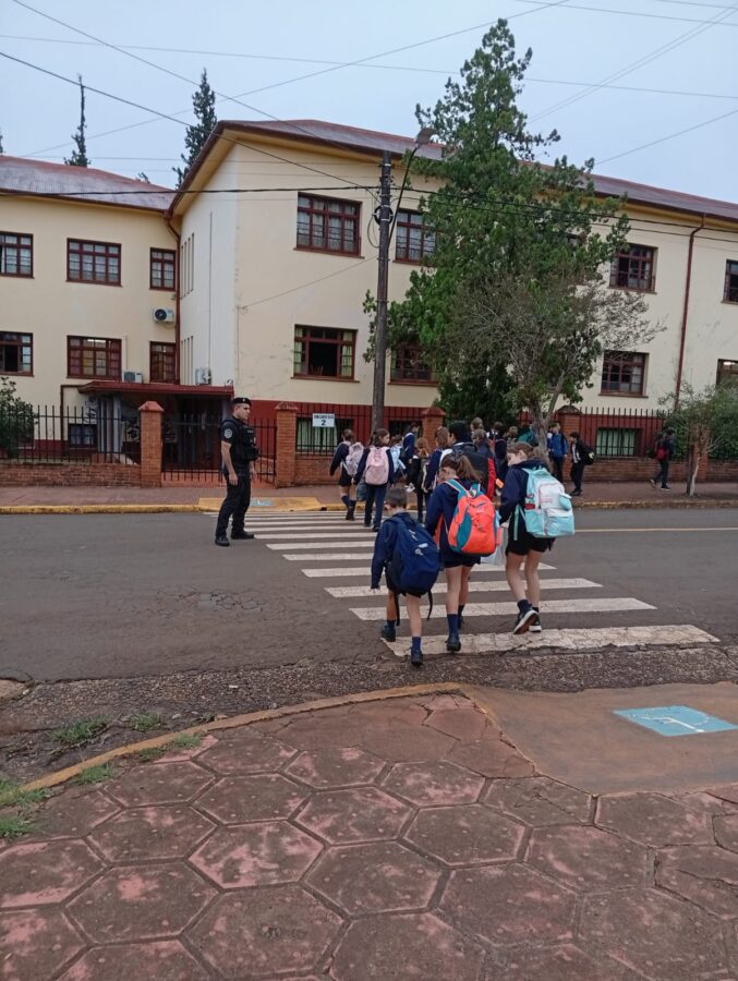 Refuerzan prevencion y acompanamiento policial en escuelas tras amenazas de tiroteos 5 - 5