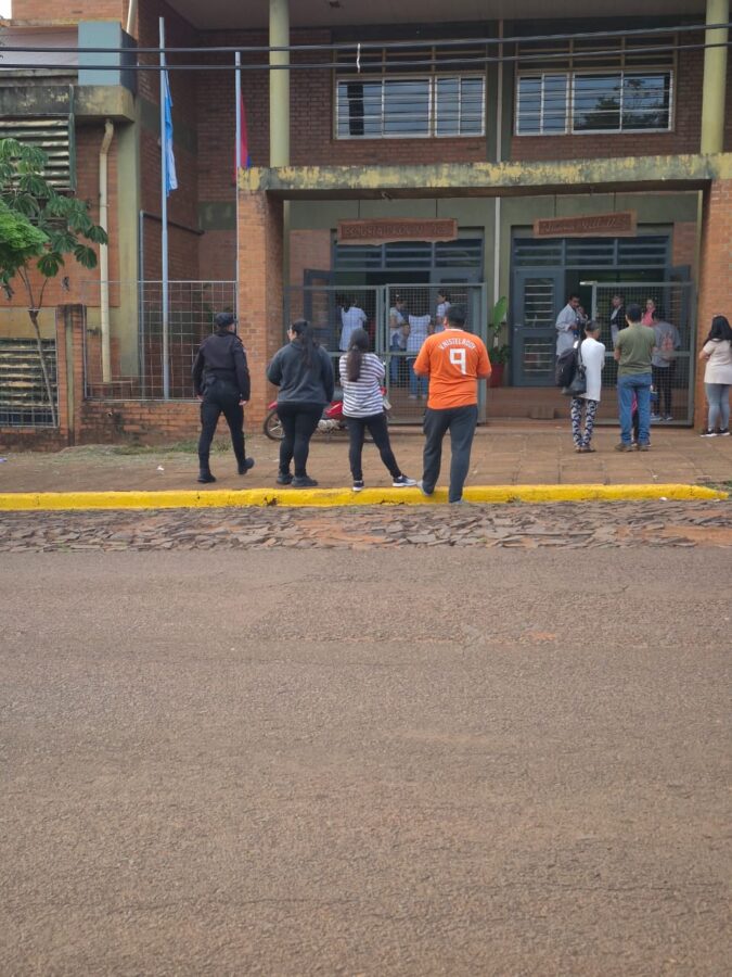 Refuerzan prevencion y acompanamiento policial en escuelas tras amenazas de tiroteos 7 - 3