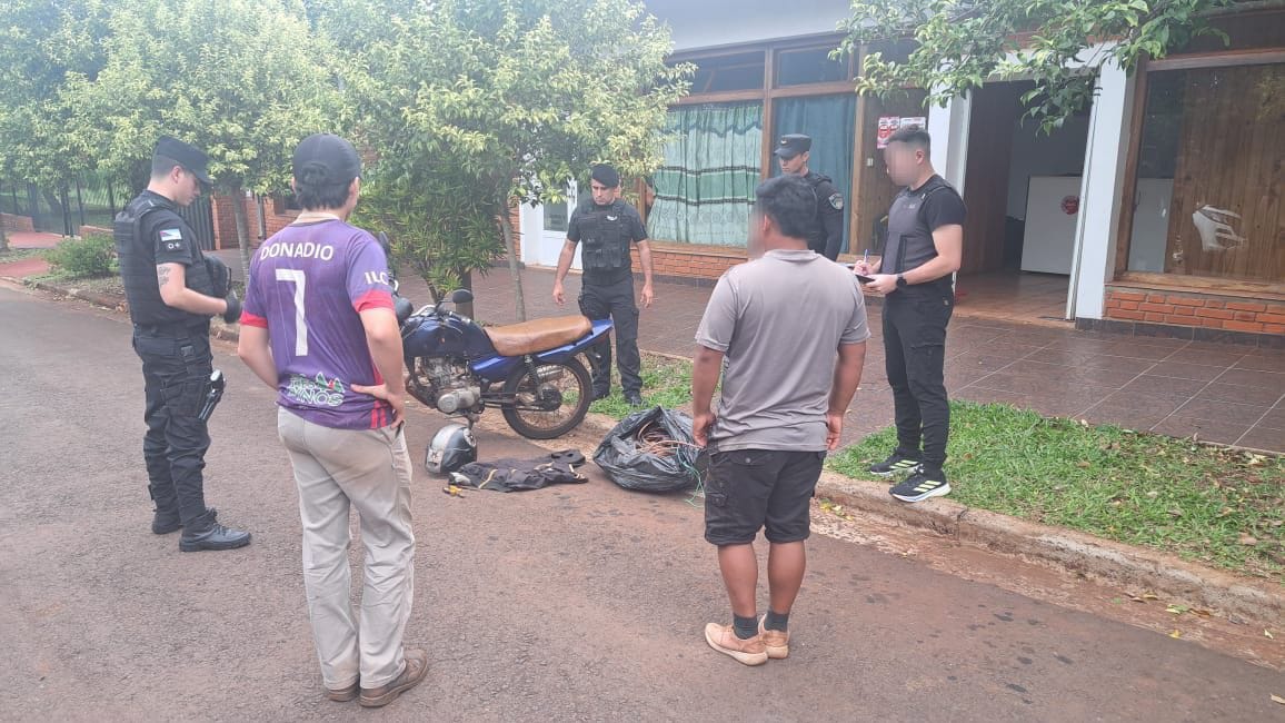 Secuestraron una moto, herramientas y detuvieron a dos ladrones tras allanamientos en Ruiz de Montoya 2 4 - Secuestraron una moto herramientas y detuvieron a dos ladrones tras allanamientos en Ruiz de Montoya 3 - 3