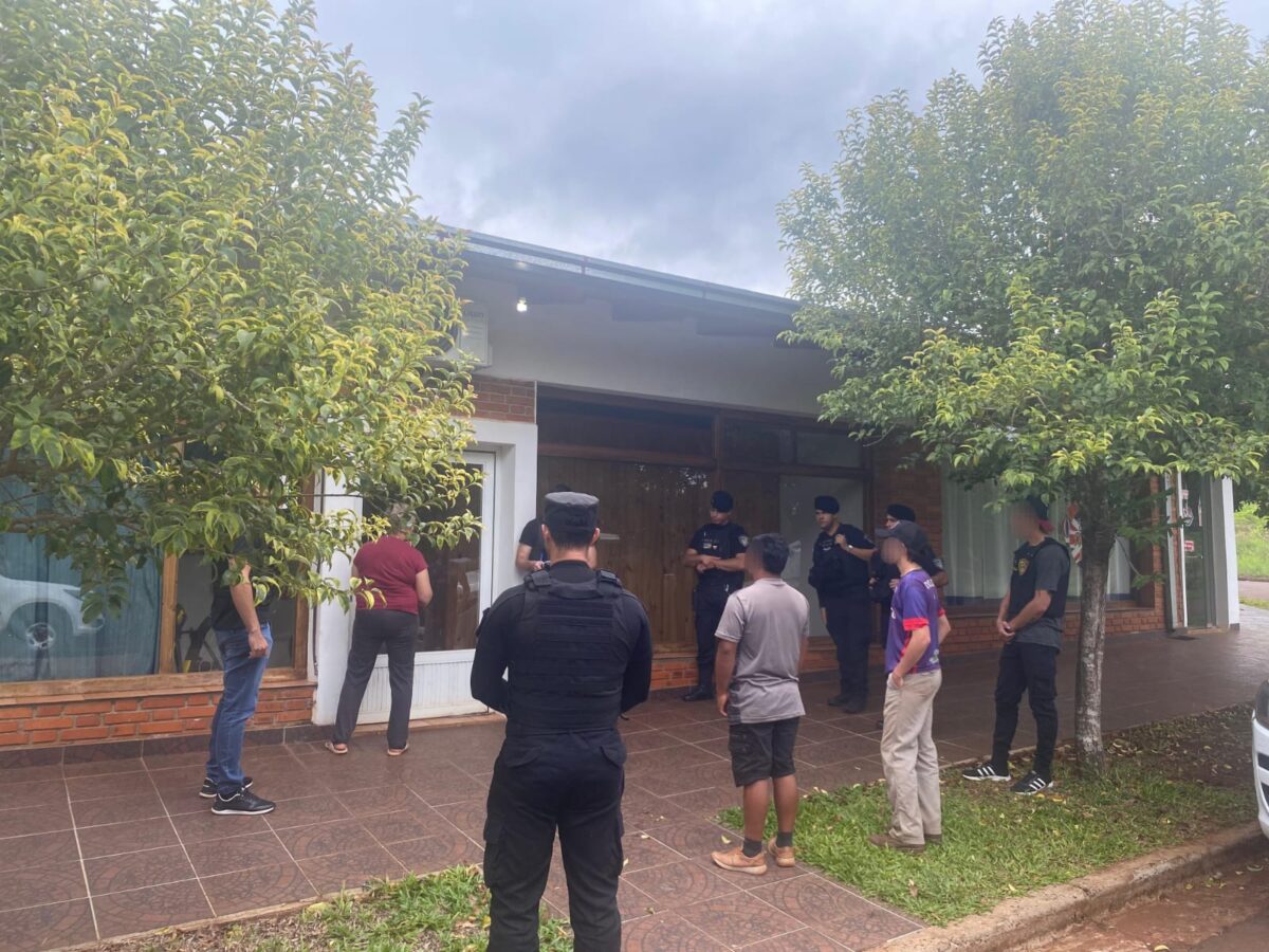 Secuestraron una moto, herramientas y detuvieron a dos ladrones tras allanamientos en Ruiz de Montoya 1 2 - Secuestraron una moto herramientas y detuvieron a dos ladrones tras allanamientos en Ruiz de Montoya 4 - 1