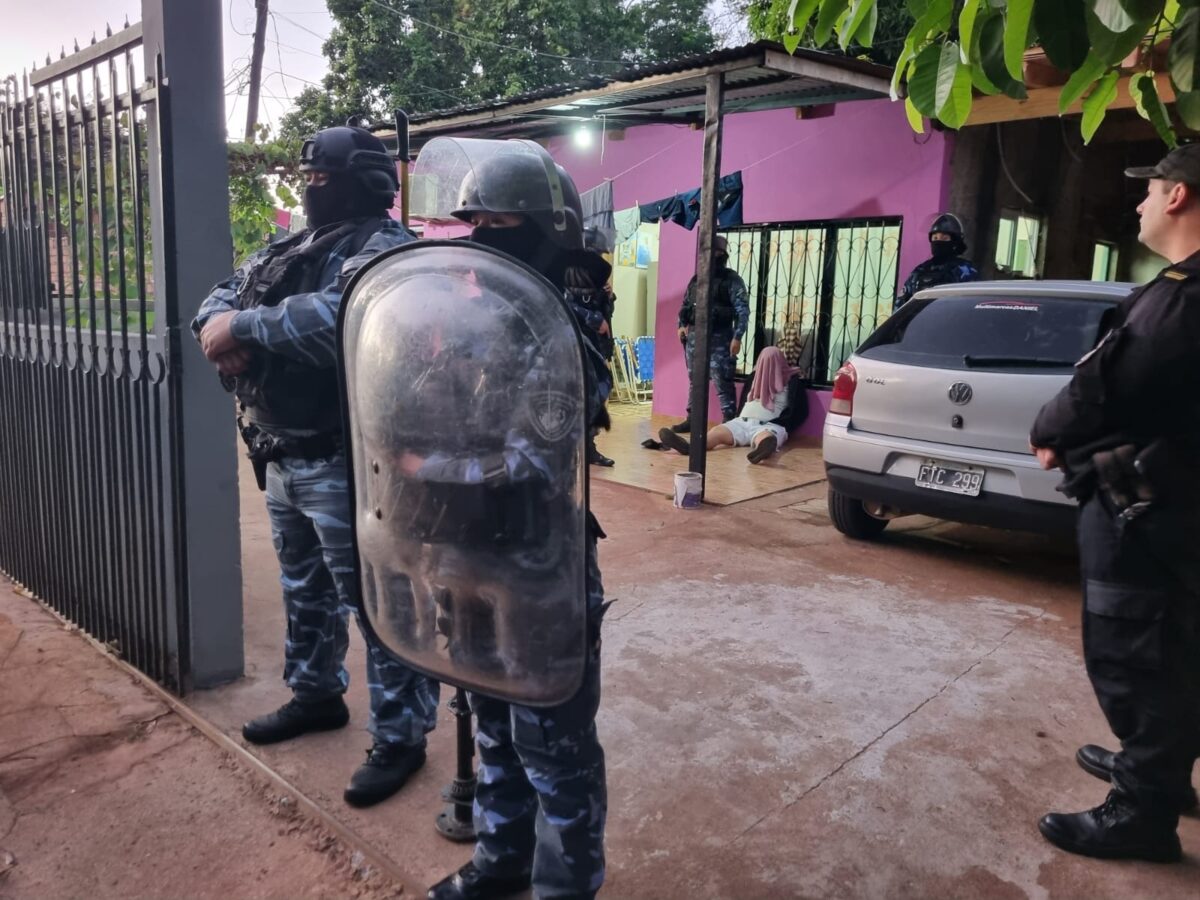 Amenazaron con quemarle la casa si no pagaba la deuda de su hijo: allanamiento y un detenido en Posadas 3 6 - amenazas y detenidos 4 - 5