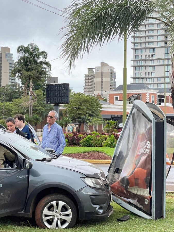 Despistó en la costanera posadeña y chocó el cartel del “Mono de Códigos” 1 2 - choque cartel 2 - 1