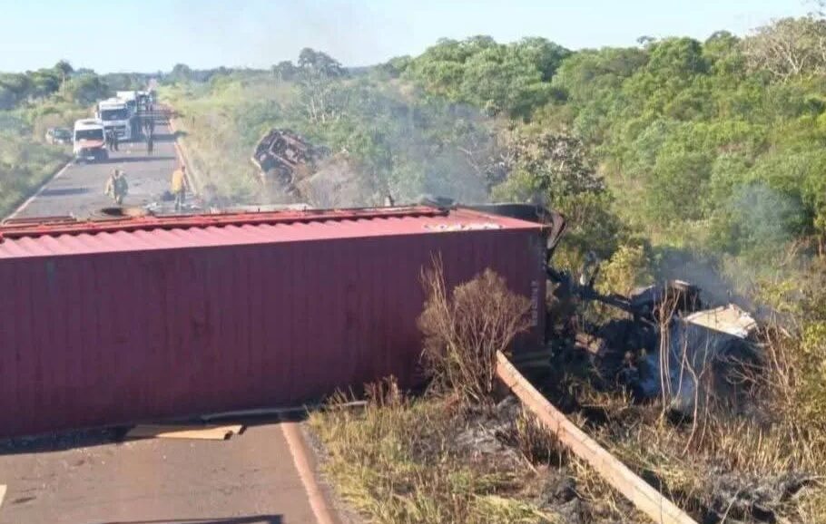 Choque en Virasoro: un camión se incendió tras el impacto y hay dos fallecidos